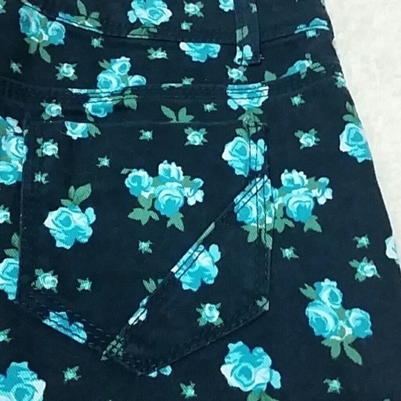 Juniors sz 3 denim rose pattern shorts - Picture 3 of 4